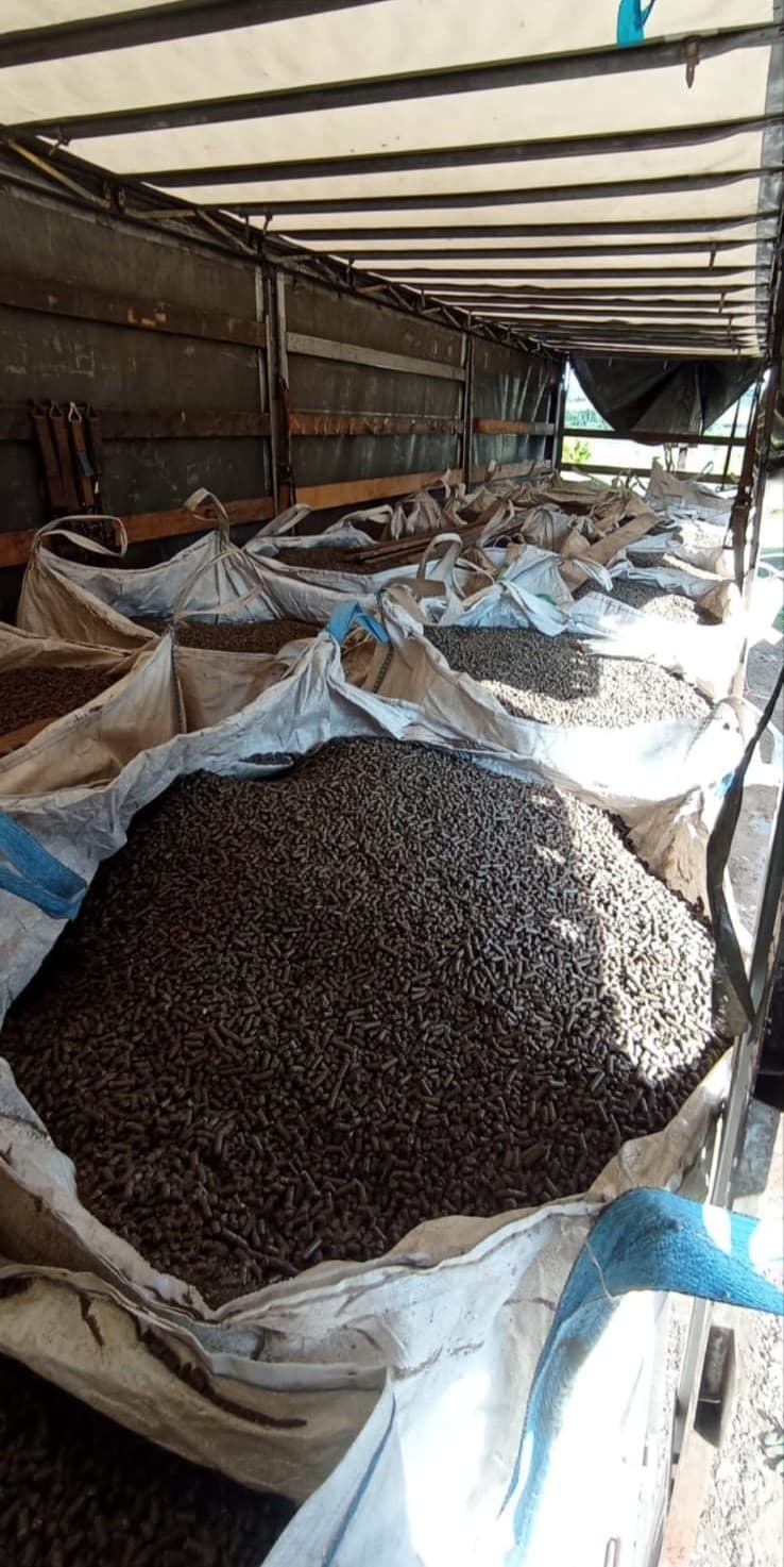 1. Zdjęcie przedstawiające załadunek ściółki BioFloor do samochodu ciężarowego.