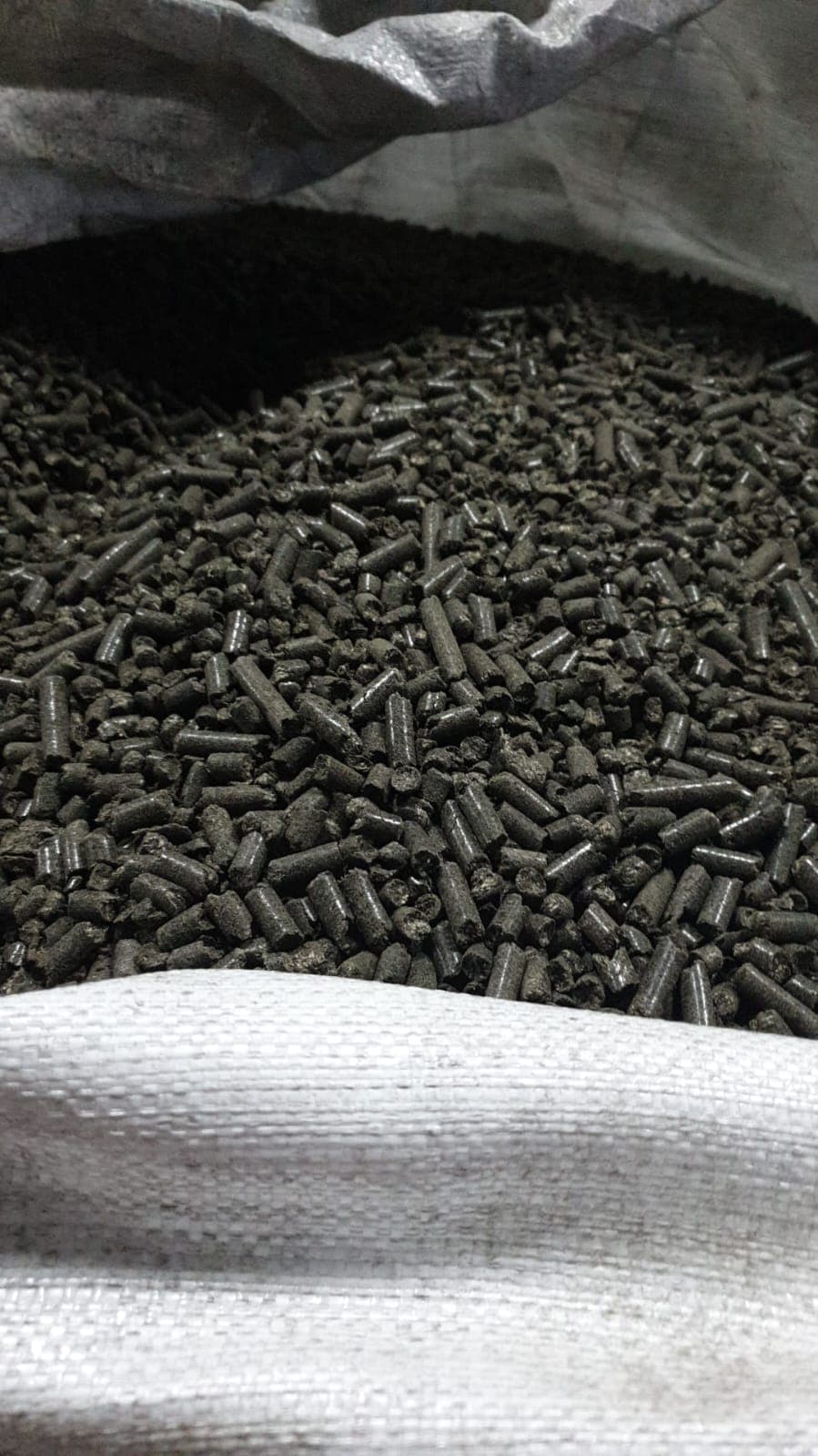 2. Zdjęcie przedstawiające załadunek ściółki BioFloor do samochodu ciężarowego.