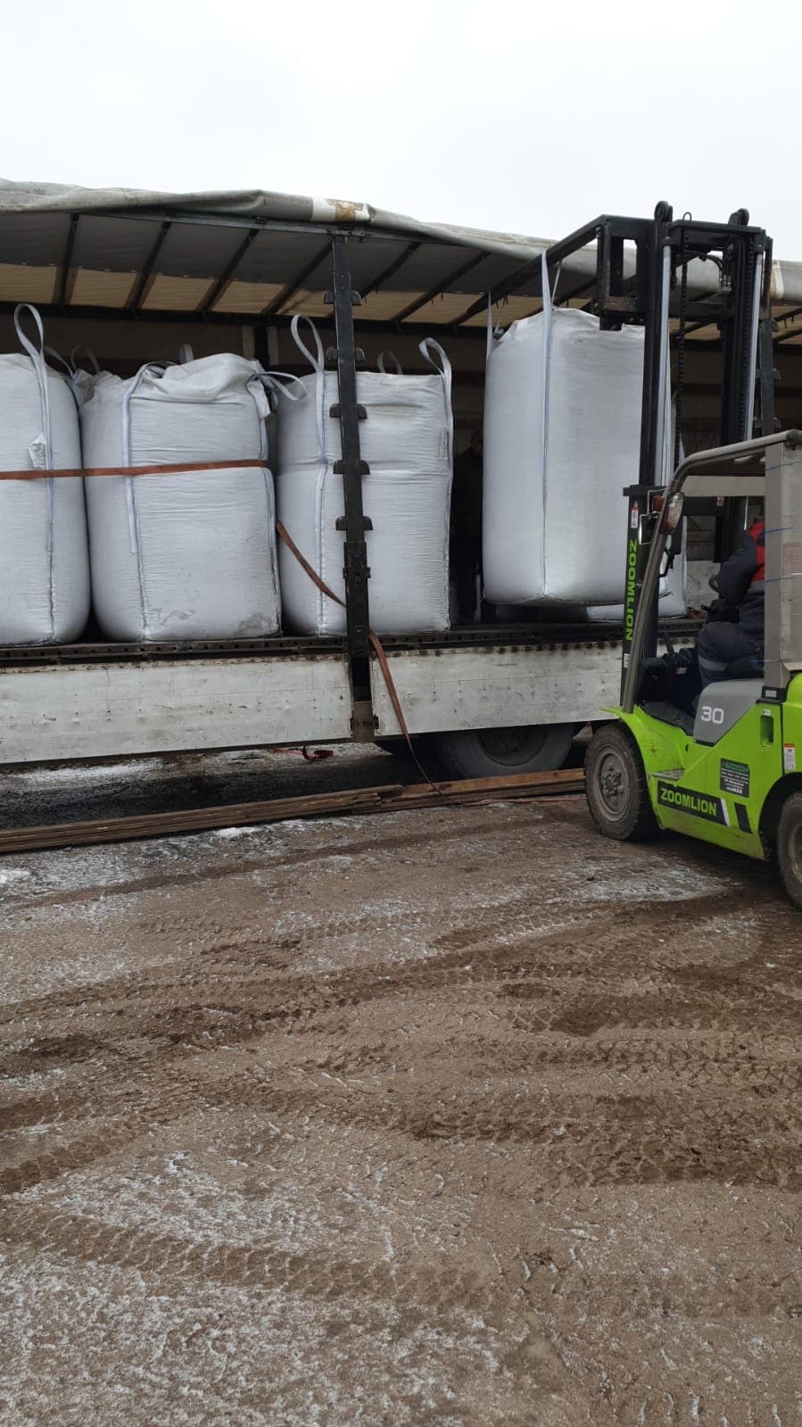 3. Zdjęcie przedstawiające załadunek ściółki BioFloor do samochodu ciężarowego.