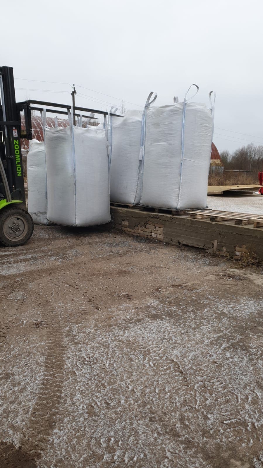 4. Zdjęcie przedstawiające załadunek ściółki BioFloor do samochodu ciężarowego.